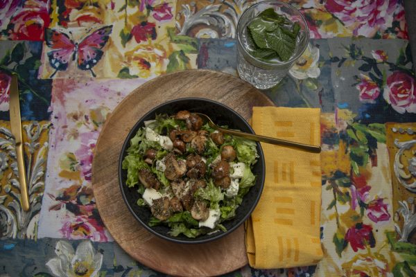 Lauwwarme salade met blauwe kaas en champignons